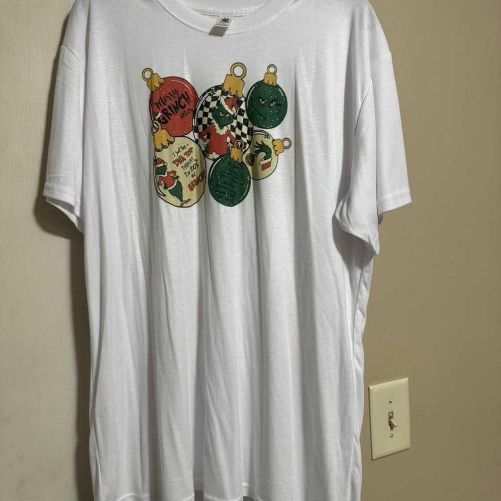 White Graphic Christmas Short Sleeve Tee size xl wore once